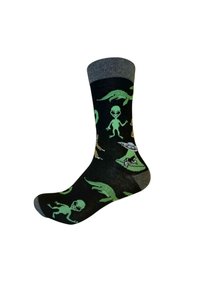 Calzini neri con bordo grigio, caratterizzati da motivi di alieni verdi e dinosauri, insieme a un design di astronave e paesaggio in una texture a maglia.