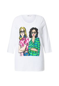 T-shirt bianco in cotone con una stampa grafica colorata che raffigura due donne, una con una maglietta floreale rosa e l'altra con una maglietta a righe verdi.