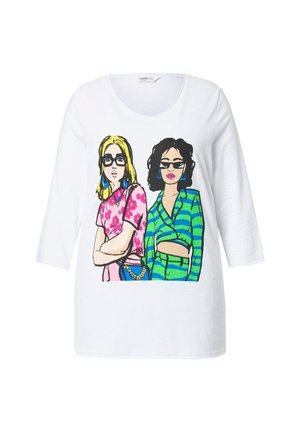 Camiseta blanca de algodón con un estampado gráfico colorido de dos mujeres, una con una blusa floral rosa y la otra con una camiseta de rayas verdes.