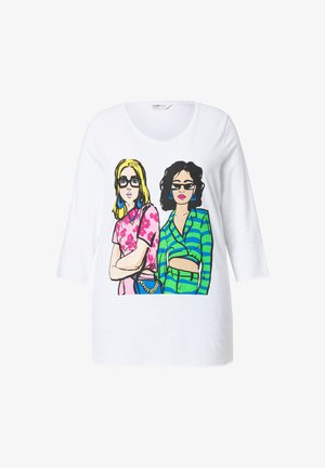 Weißes Baumwoll-T-Shirt mit einem bunten Grafikdruck von zwei Frauen, von denen eine ein pinkes Blumenoberteil und die andere ein grün gestreiftes Hemd trägt.