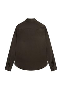 Camicia a maniche lunghe marrone scuro con una texture liscia, dotata di colletto a punta e polsini con bottoni, progettata con una cucitura posteriore dritta.