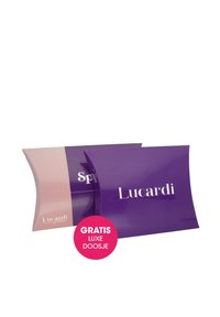 Boîtes à bijoux en forme d'oreiller, violettes et roses, présentant le texte blanc "Lucardi" et "Spaar". Une étiquette circulaire rose indique "GRATIS LUXE DOOSJE".