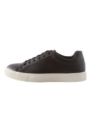 Dunkelbrauner flacher Ledersneaker mit strukturierter Oberfläche, Schnürung vorne und weißer Gummisohle, seitlich auf weißem Hintergrund gezeigt.