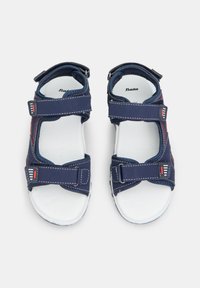 Tumed sinised sandaalid, millel on reguleeritavad rihmad, valged tallad ja punased aktsendid. Valmistatud sünteetilisest materjalist, millel on pehmendatud tallatugi.