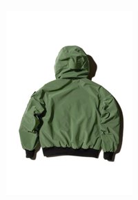 Veste bomber à capuche verte avec des poignets et une taille en ribbed noir, présentée de dos sur fond blanc.
