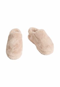 Pantofole in pelliccia sintetica di colore beige chiaro, con punta rotonda, texture morbida e design accogliente a slip-on. Nessun hardware o accentuazione visibile.