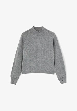Suéter gris de punto con un cuello alto, diseño recortado, hombros caídos y aberturas laterales en los puños para un detalle adicional.