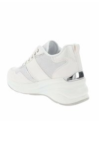 Baskets blanches avec dessus en mesh et synthétique, col rembourré, accent métallique sur le talon et semelle en caoutchouc épais pour un bon amorti.