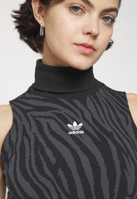 adidas Originals ALLOVER ZEBRA - Laisvo kirpimo suknelė - carbon/black