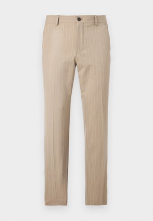 Pantaloni bej cu dungi subțiri, croială slim, cu talie cu bandă, bucle pentru curea, închidere cu nasture și buzunare laterale pe un fundal alb.