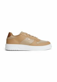 Tan læder sneakers med hvid gummisål, rund tå og kontrasterende lyse tan accenter. Har klassisk snøredesign og logo detalje.