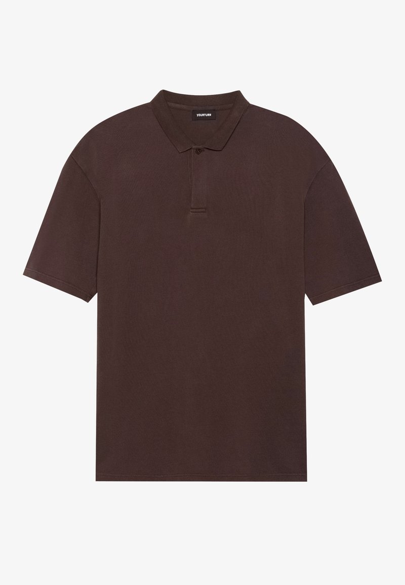 Polo marron à manches courtes avec col et patte à deux boutons, posé à plat sur un fond blanc.