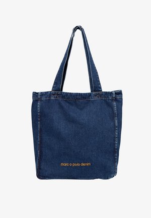 Blauwe spijkerstof draagtas met twee hengsels en "marc o polo denim" in oranje geborduurd nabij het onderste midden.