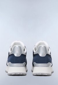 Baskets en daim bleu marine avec un accent de talon en argent, intérieur blanc et semelle en caoutchouc grise. Présente un design texturé avec un détail de logo.