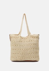 Geweven stro tote bag in natuurlijk beige met twee lange handvatten en een open bovenkant. Heeft een gestructureerd patroon met uitsnijdingen.