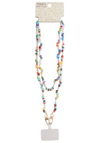Lanière multicolore en perles de formes et tailles variées, avec des accents métalliques dorés et un porte-cartes transparent en bas.