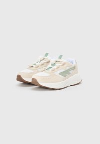 Helle beige Sneakers mit cremefarbenen und grünen Akzenten, aus Mesh- und Wildledermaterialien, mit strukturiertem Sohlen, runder Zehenform und flachen Schnürsenkeln.