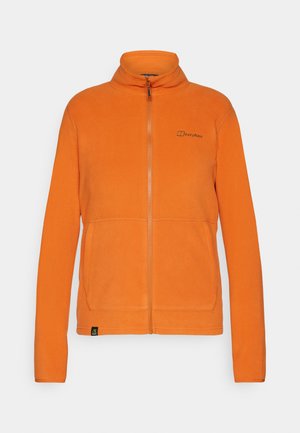 Veste en polaire orange avec un col montant, fermeture éclair complète et deux poches avant. Présente un branding discret sur la zone gauche de la poitrine.