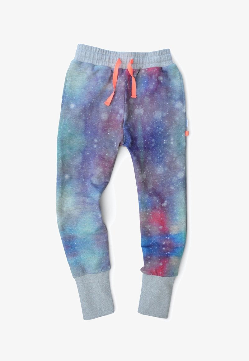 Tepláky s potiskem galaxie v purpurových, modrých a růžových odstínech. Mají elastický pas se šedými akcenty a jasně korálovými šnůrkami.