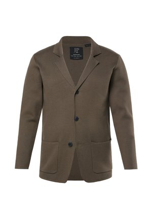 Brauner Herrenblazer mit drei schwarzen Knöpfen, zwei Fronttaschen und einem gezackten Reverskragen vor weißem Hintergrund.