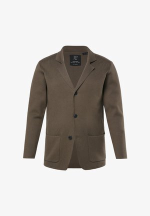 Blazer marrón de hombre con tres botones negros, dos bolsillos delanteros y cuello con solapa de muesca sobre fondo blanco.