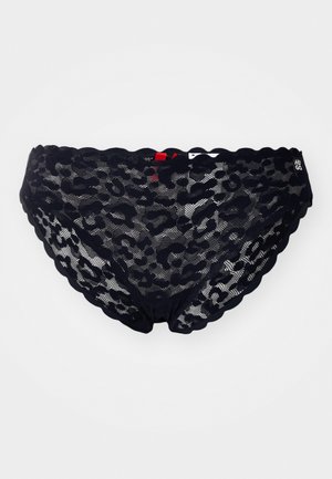 Zwarte kanten panties met een golvende rand en een luipaardprintpatroon. Inclusief een contrasterend rood label op de tailleband.
