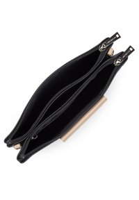 Pochette noire en cuir à deux compartiments avec quincaillerie en argent, présentant une texture lisse et un accent beige sur le côté. Fermetures zippées.