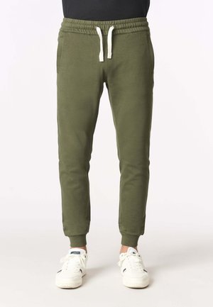 Pantaloni della tuta verde oliva realizzati in morbido cotone, con vita elastica e coulisse, e polsini a tapered, dotati di tasche laterali.