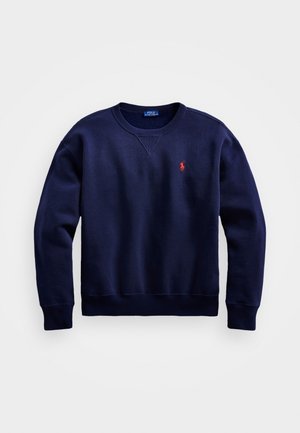 Mørkeblå sweatshirt lavet af blødt stof; har ribbede manchetter og kant, en klassisk rund hals og et lille rødt logo på brystet.