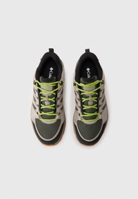 Szare i czarne sneakersy z zielonymi sznurówkami, siateczkową cholewką i gumową podeszwą. Posiadają pętlę na pięcie oraz logo na języku.