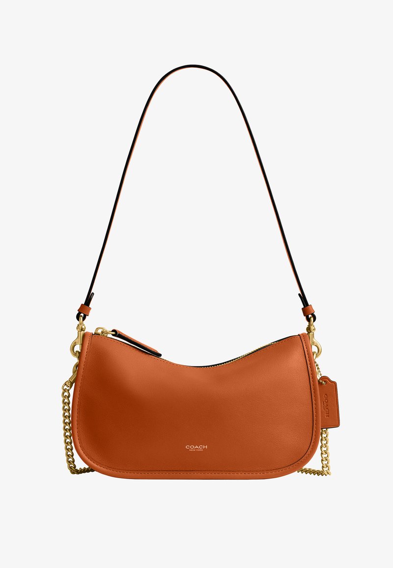 Sac à bandoulière en cuir marron moyen avec des accents de chaîne dorée, une sangle noire, une fermeture éclair et un petit logo Coach sur le devant.
