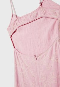 Robe rose à fines bretelles avec broderies florales, dotée d'un décolleté carré et d'une fermeture éclair au dos.