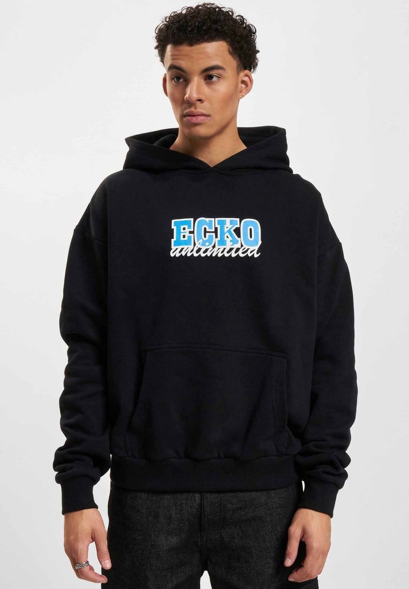 Zwarte hoodie van een katoenmix, met een vooraanstaande kangoeroezak en een opvallend blauw-wit "ECKO unlimited" logo.