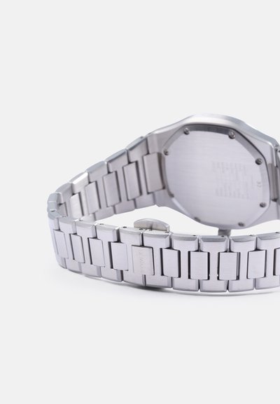 Ceas metalic cu bratara din otel inoxidabil argintiu, spate octagonal, textura periată, link-uri rectangulare si închidere cu clips.