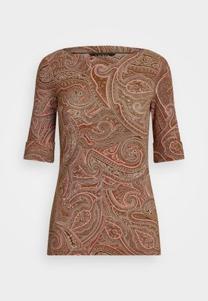 Hnědý top s paisley vzorem v růžových a zlatých tónech, s lodičkovým výstřihem a rukávy do délky loktů. Hladká textura látky.