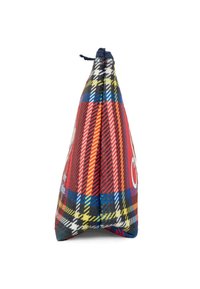 Pouch cosmetico a motivo tartan in rosso, blu, giallo e nero. Forma triangolare con chiusura a cordoncino in cima e dettaglio testuale bianco sul lato.