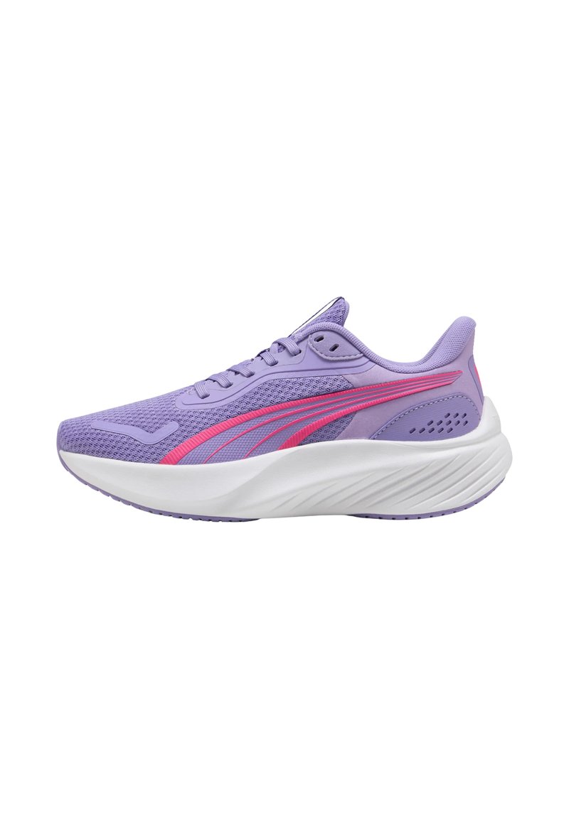 Lila Sport-Schuh mit einem strukturierten Mesh-Obermaterial, weißer Mittelsohle und pinken Akzenten. Verfügt über ein Schnürsystem und eine konturierte Form.