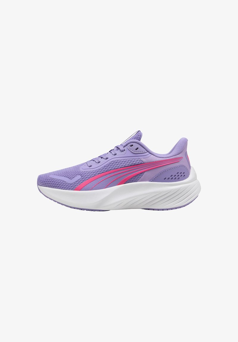 Baskets de sport violettes avec un dessus en maille texturée, semelle intermédiaire blanche et accents roses. Présente un système de laçage et une forme ergonomique.