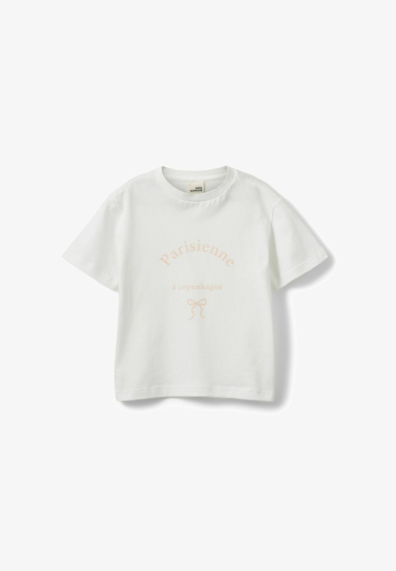 T-shirt blanc à manches courtes avec un texte rose pâle "Parisienne à Copenhague" et un petit graphique de nœud sous le texte.