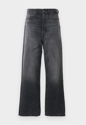 Dunkelgraue weit geschnittene Jeans aus Denim mit hoher Taille, Fronttaschen und einem klassischen Knopfverschluss. Zarte Ausbleichungen sind sichtbar.