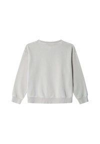 Světlé šedé tričko se zataženým výstřihem, dlouhými rukávy a žebrovanými manžetami. Hladký povrch s jednoduchým, minimalistickým designem. Bez viditelných log.