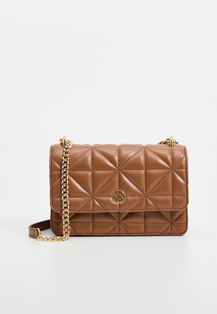 Borsa a tracolla in pelle trapuntata marrone con una cintura in catena dorata e un logo circolare. Presenta una chiusura a patta e dettagli a motivo geometrico.