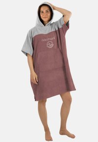 Hooded Poncho-Handtuch in Grau und Kastanienbraun, aus weichem Frottee gefertigt, verfügt über eine Fronttasche und ein Logo. Der Schnitt ist locker mit kurzen Ärmeln.