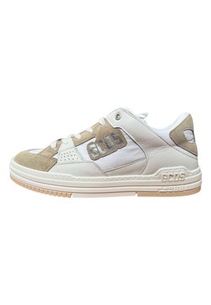 Sneaker low-top bianca e beige con dettagli in camoscio, logo "GCDS" sul lato e sulla suola, e suola in gomma con battistrada testurizzato.