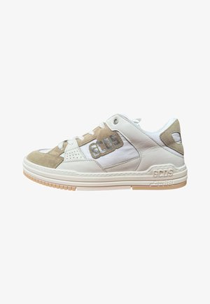 Sneaker low-top bianca e beige con dettagli in camoscio, logo "GCDS" sul lato e sulla suola, e suola in gomma con battistrada testurizzato.