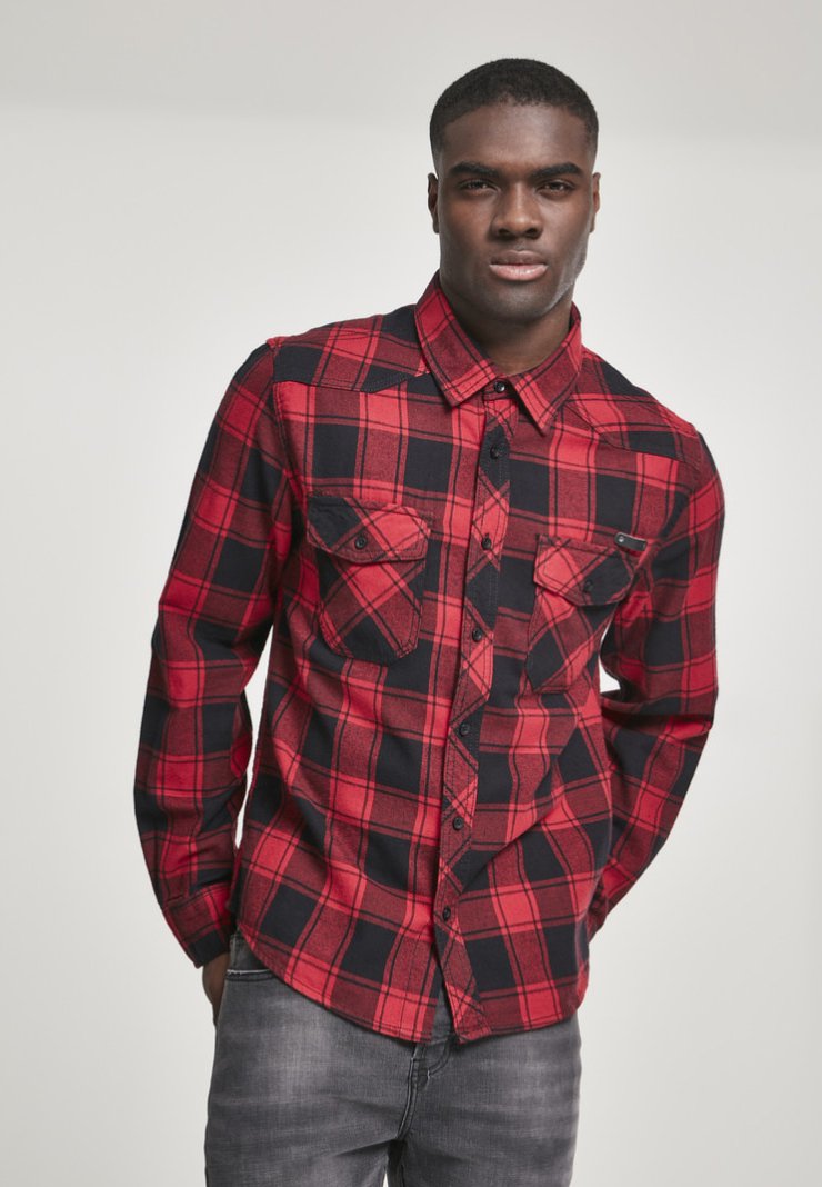 Rood en zwart geruite flanellen shirt met een knoopsluiting aan de voorkant, twee borstzakken en een kraag. De stof lijkt zacht met een lichtjes gestructureerde afwerking.