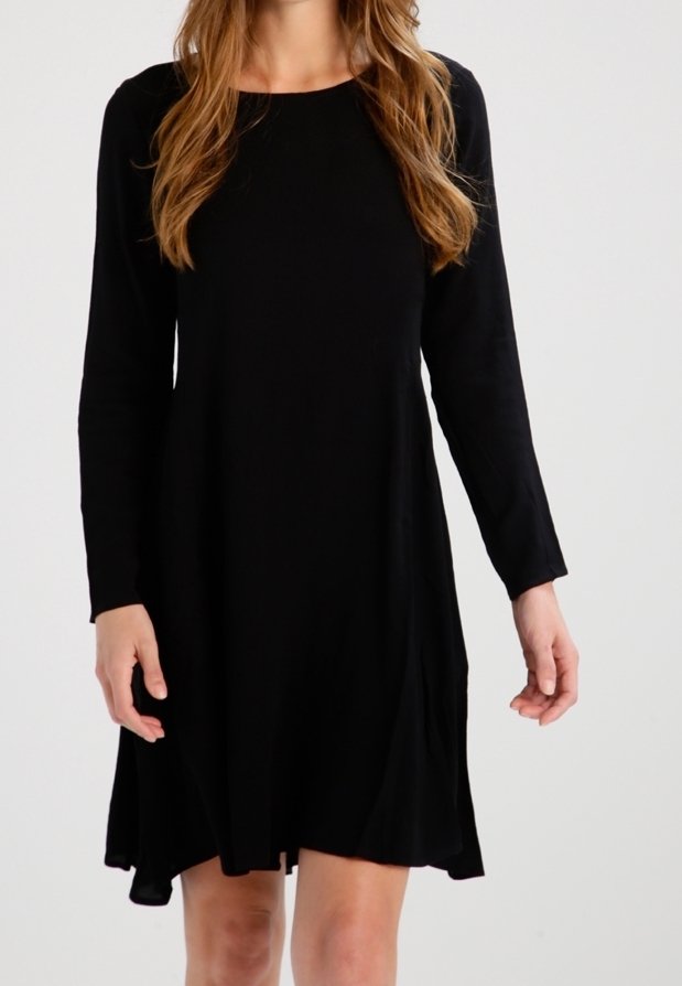 Svart långärmad klänning med rund halsringning, flödande A-linjeform och mjuk tygtextur, med sidofickor för funktionalitet.