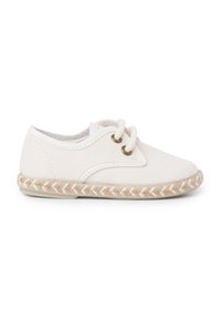 Scarpa di tela bianca con punta arrotondata, due fori per i lacci, bordatura intrecciata in juta color beige attorno alla suola e lacci in cotone. Design semplice e minimalista.