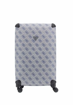Valise grise à motifs avec logos bleus, quatre protège-angles noirs et quatre roues pivotantes noires.