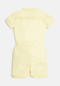 Lysegul kortærmet romper med krave, blondeDetalje på øvre ryg, bælte i taljen og manchetter på shorts.